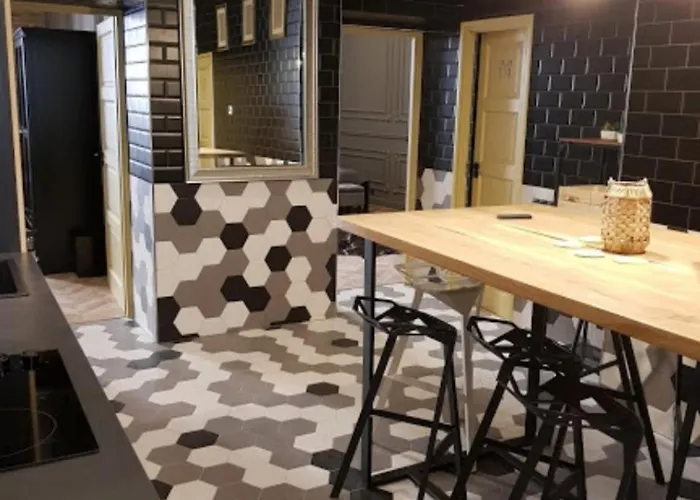 Geometric Luxury In The Center With 3br Lejlighed