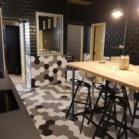 Geometric Luxury In The Center With 3br דירה